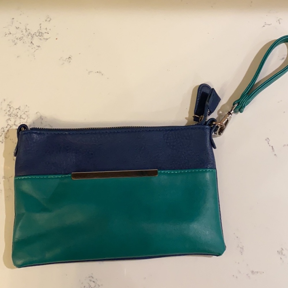 Duo tone wristlet